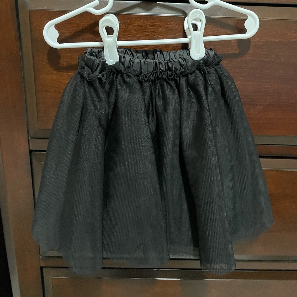 Old navy toddler tulle black skirt . In excellent condition. Great for add on to